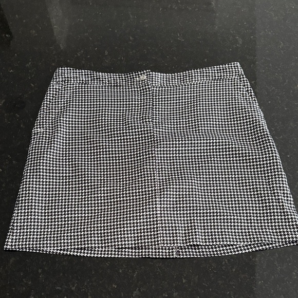Izod Black and White Houndstooth Mini Skirt - Picture 1 of 6